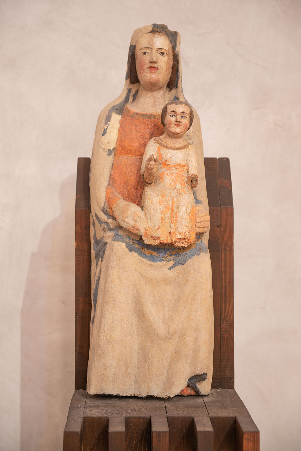 Madonna con il bambino. Legno scolpito e policromo