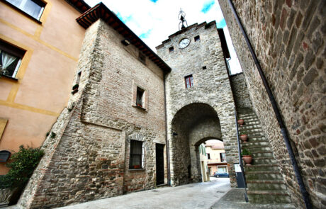 La Porta del Giglio o Porta Gualdese – Casacastalda