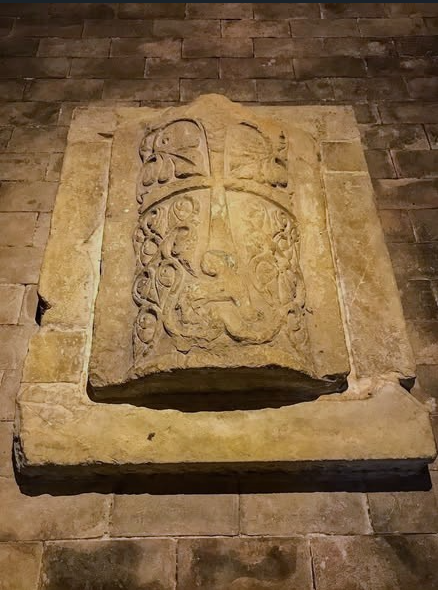 coperchio altomedioevale di un sarcofago identificato come la tomba della lupa coperchio altomedioevale di un sarcofago identificato come la tomba della lupa