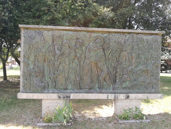 pannello bronzeo, opera di Farpi Vignoli intitolata Monumento di San Francesco e il lupo (1976) pannello bronzeo, opera di Farpi Vignoli intitolata Monumento di San Francesco e il lupo (1976)