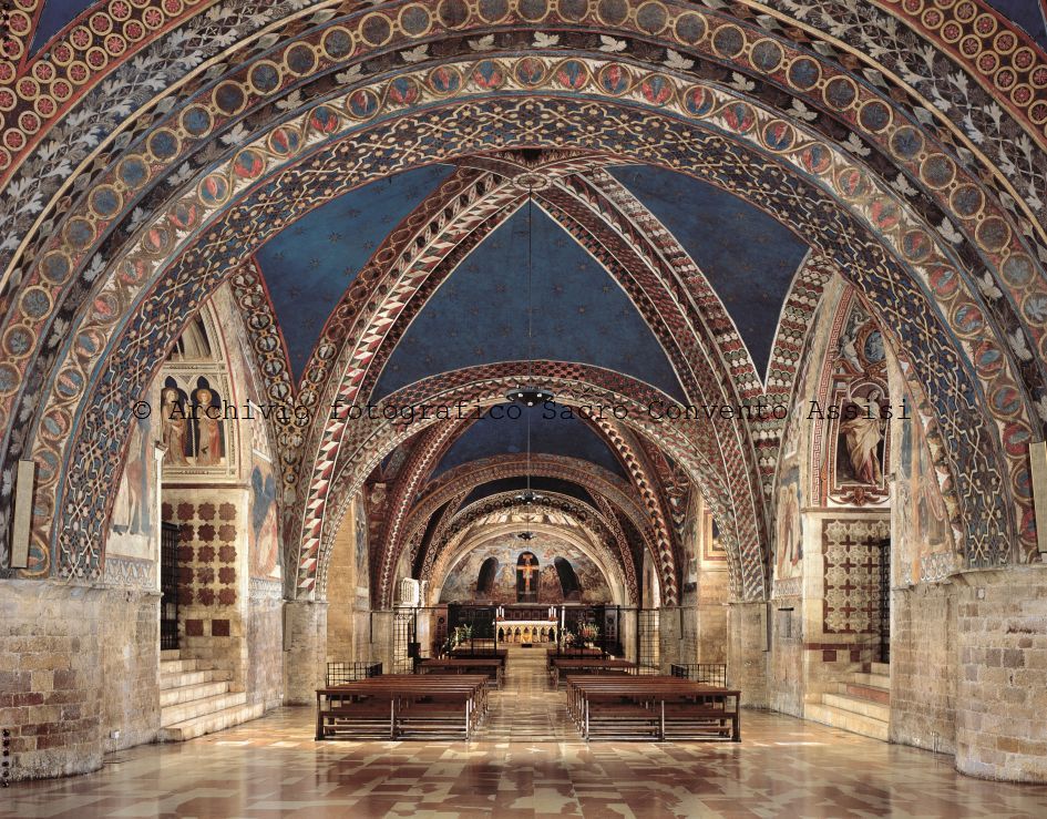 navata Basilica inferiore di Assisi con altare maggiore navata Basilica inferiore di Assisi con altare maggiore