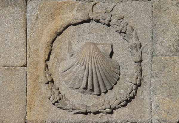 la conchiglia di San Giacomo (o capasanta), è il simbolo per eccellenza del pellegrino, soprattutto legato al Cammino di Santiago la conchiglia di San Giacomo (o capasanta), è il simbolo per eccellenza del pellegrino, soprattutto legato al Cammino di Santiago